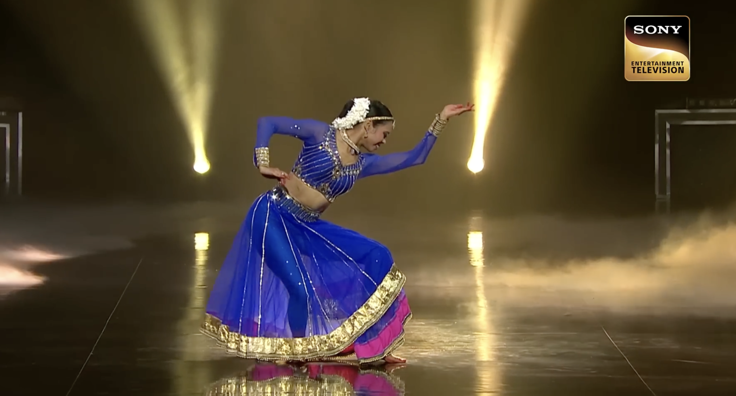DANCE INDIA DANCE PERFORMER ROZA RANA